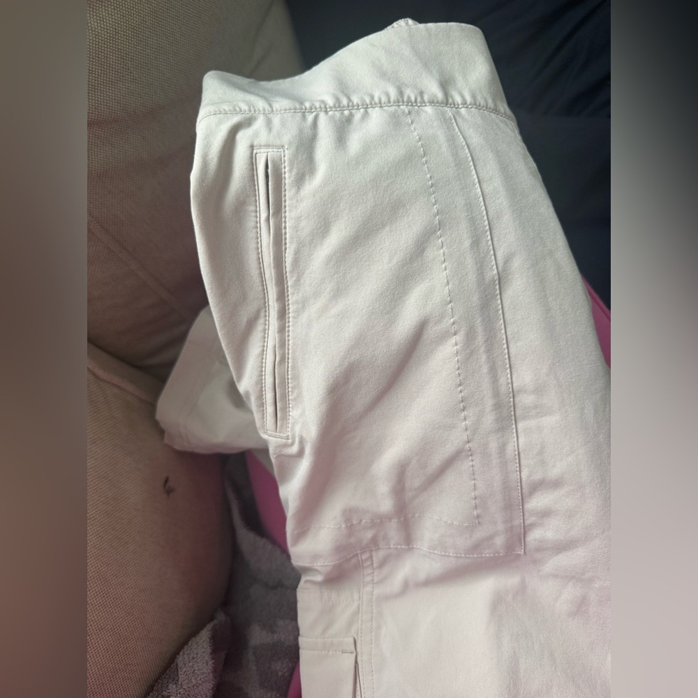 Athlete cargo pants, size 0

Lining for warmth, extremely comfortable